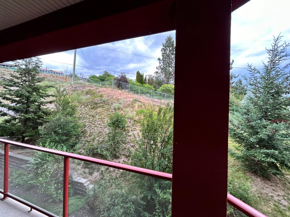 In The Okanagan - Copper Sky, Apartment